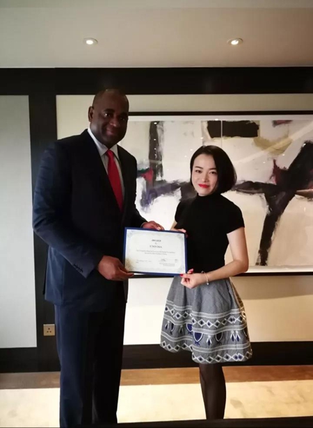 永銘國際項(xiàng)目總監(jiān)Echo與圣盧西亞總理合影 投資移民