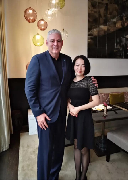 永銘國際項(xiàng)目總監(jiān)Echo與圣盧西亞總理合影 投資移民